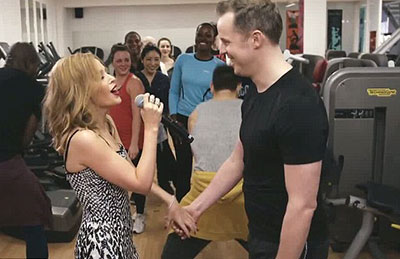 kylie_minogue_surprises_fan_with_gym_performance