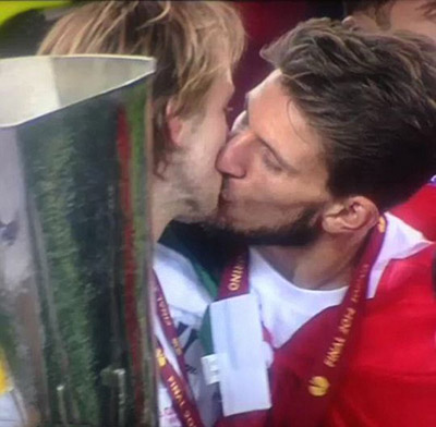 spanish_footballers_smooch_in_victory_kiss
