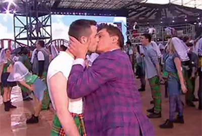 john_barrowman_gay_kiss_opening_of_commonwealth_games