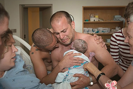 pic_of_gay_fathers_welcoming_newborn_son_goes_viral
