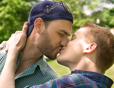straight_people_turned_off_by_gay_kissing_pda