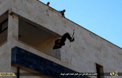 isis_kills_another_man_rooftop_execution
