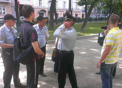 Police take down photos displayed along Gogolevsky Boulevard 