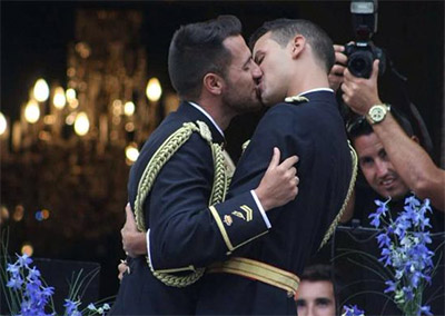 Spanish gay policemen marry