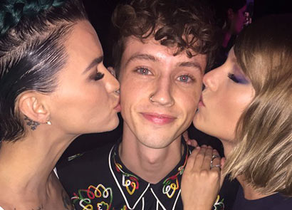 Troye Sivan is kissed by Demi Lovato and Taylor Swift (Instagram)