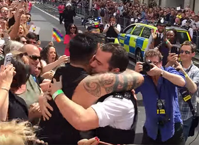 Gay-policeman-proposes-during-London-Pride-parade