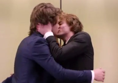 man-kissing-takes-Hollywood-by-storm-stranger-things-kids